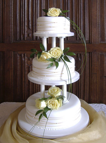 cakes with fresh flowers Tied up with Ribbon wedding cake